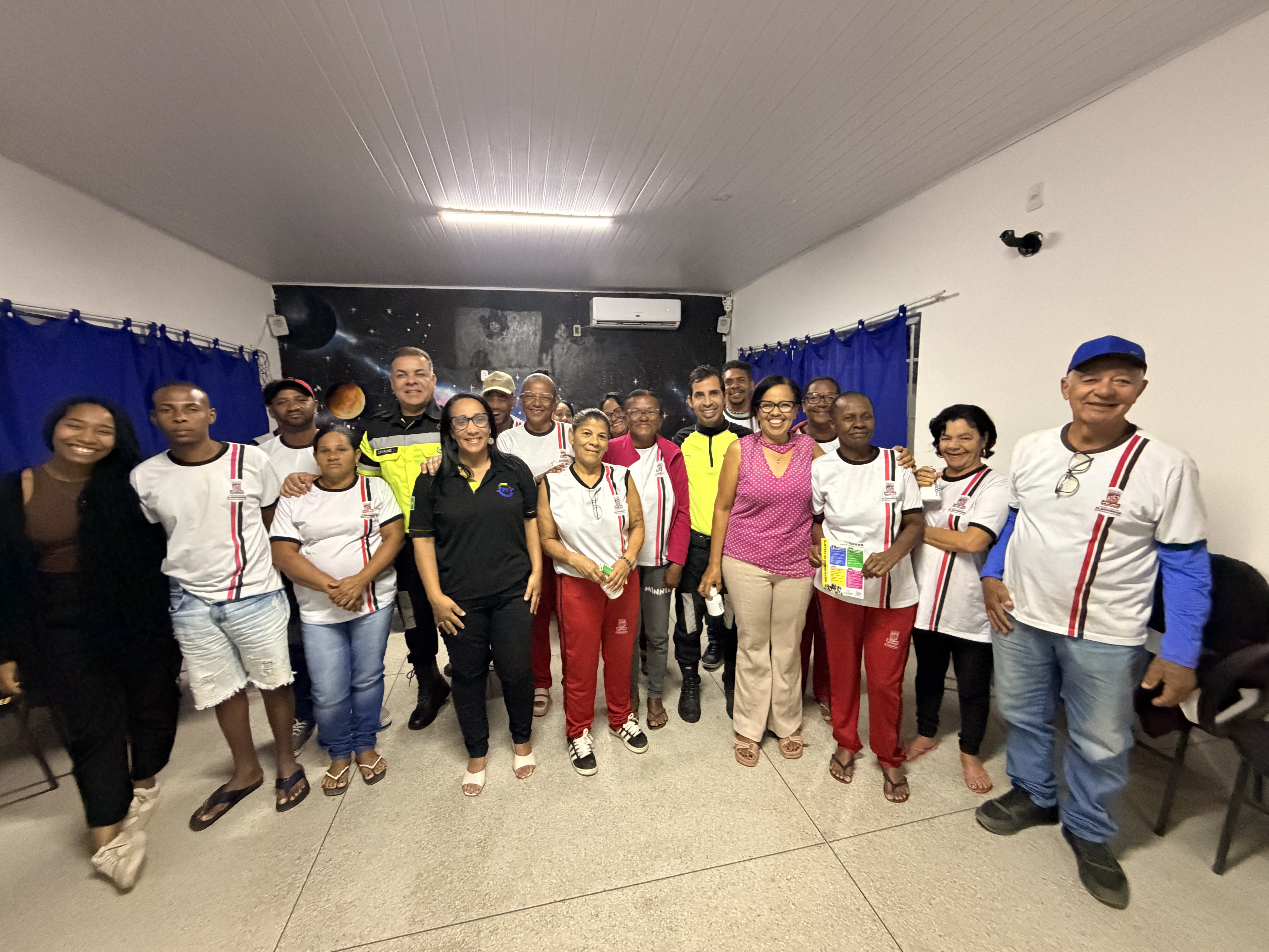 Imagem referente à notícia Dia do Estudante é marcado por ação da SMT de educação para o trânsito com alunos da EJA